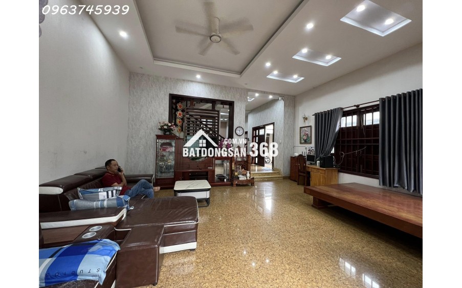 Biệt Thự Đã Hoàn Công 242m2, Ngang 12m, 3 Tầng, Dĩ An, Giá 8.2 Tỷ